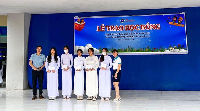 Nha khoa học đường – Hoạt động trao học bổng khuyến học Trường THPT Nguyễn Trung Trực