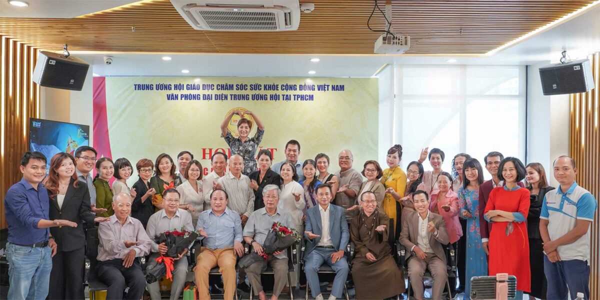 Buổi họp mặt Hội Giáo dục chăm sóc sức khỏe cộng đồng Việt Nam tại Nha khoa Việt Mỹ