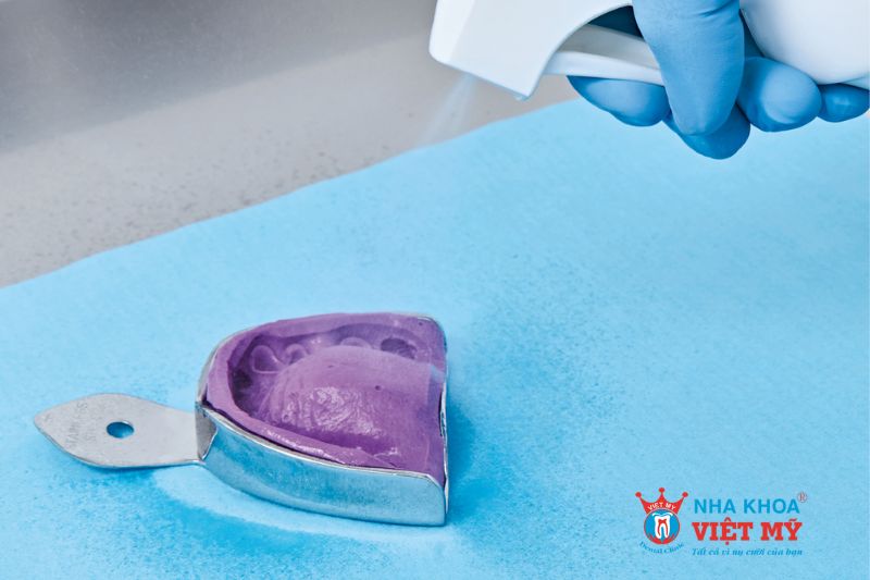 Lấy dấy hàm gửi phòng labo là một trong những quy trình bọc răng sứ chuẩn