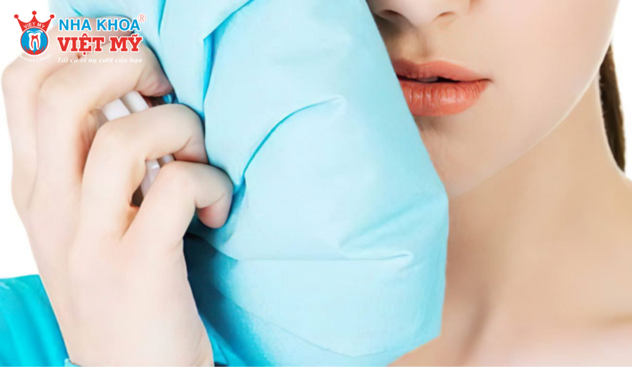 Chườm đá lạnh đúng cách có thể giảm đau và giúp nhanh phục hồi
