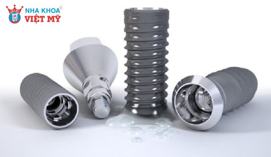 Trụ Implant chính hãng với vật liệu đạt chuẩn và bề mặt xử lý sinh học giúp tăng tích hợp xương và kéo dài tuổi thọ Implant theo thời gian.