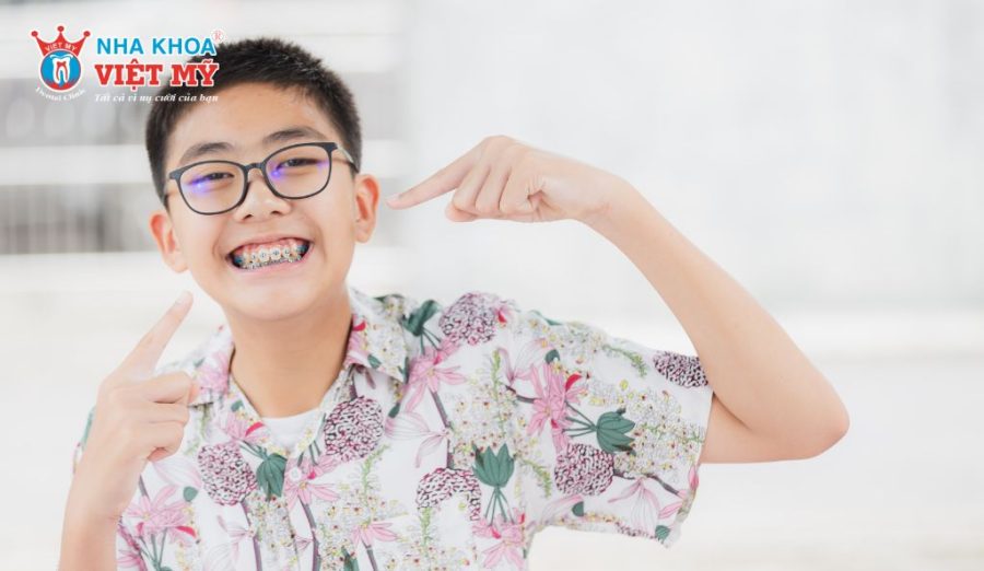 Giai đoạn 12 - 16 tuổi, đặc biệt hai năm đầu sau dậy thì được xem là thời điểm phù hợp để chỉnh nha cố định