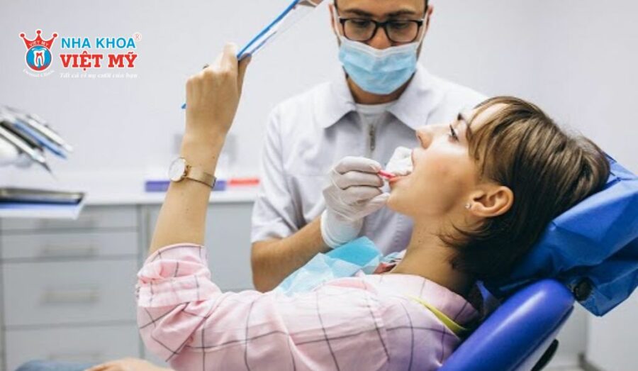Nha sĩ sẽ kiểm tra tình trạng răng trước khi niềng