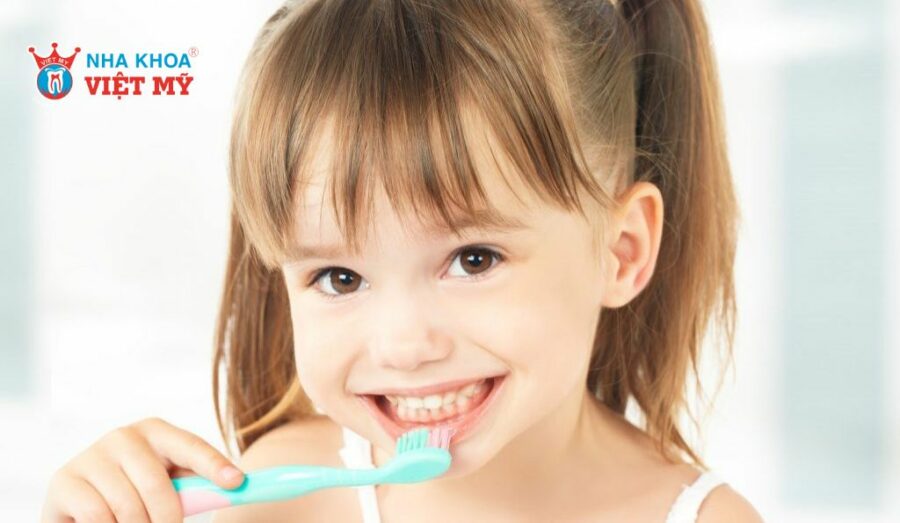 Bố mẹ dạy trẻ cách vệ sinh răng miệng để phòng ngừa bệnh