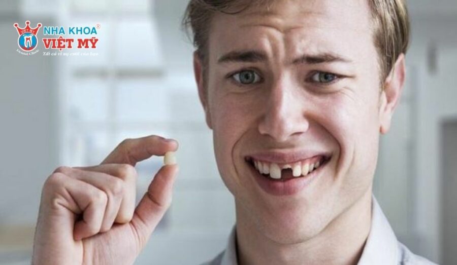 Khạc nhổ mảnh răng vỡ ra ngoài để không làm tổn thương mô mềm