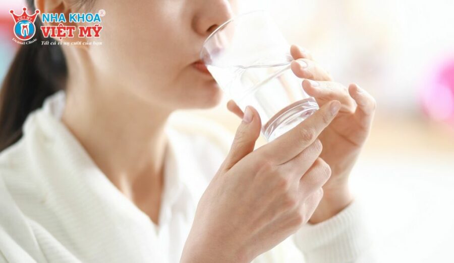 Súc miệng bằng nước ấm mỗi ngày giúp giảm cơn đau mọc răng khôn hàm dưới