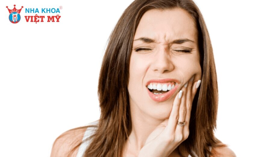 Nên đi khám bác sĩ nếu răng ê buốt nhiều ngày và có triệu chứng nghiêm trọng hơn