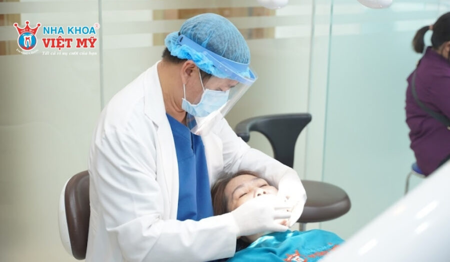 Bác sĩ chuyên khoa thăm khám, điều trị theo tiêu chuẩn quốc tế