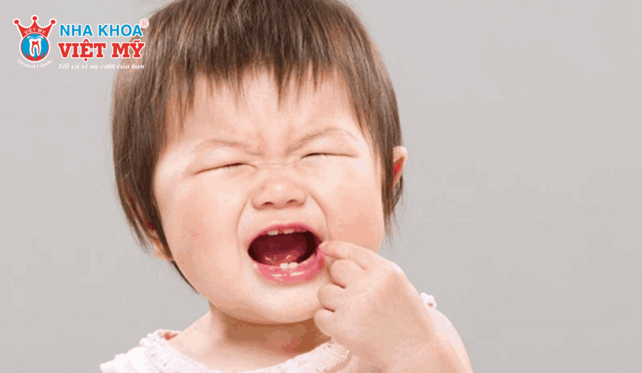Trẻ quấy khóc, khó chịu khi mọc răng