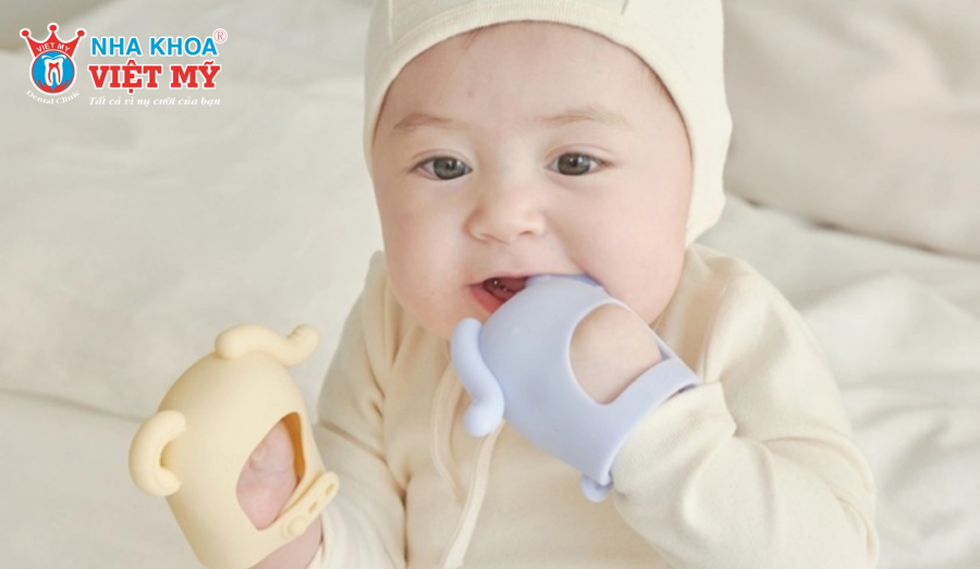 Gặm, cắn đồ vật là một trong những dấu hiệu trẻ mọc răng