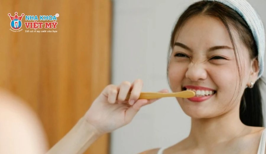Chăm sóc răng sứ đúng cách sau khi tháo và lắp răng mới