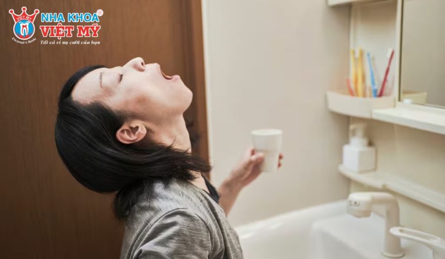Không nên khò nước súc miệng vào cổ họng