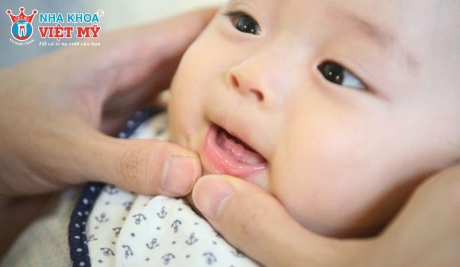 Các triệu chứng giúp cha mẹ nhận biết sốt mọc răng ở trẻ