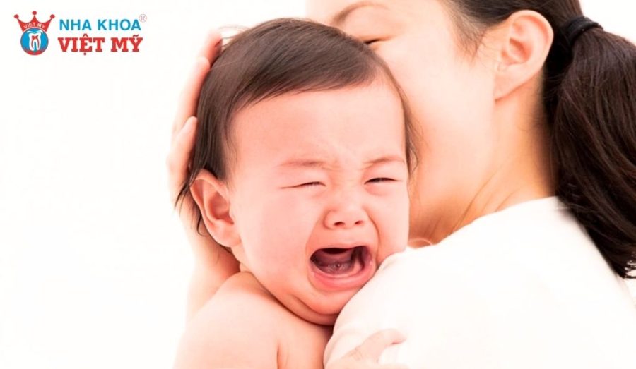 Cha mẹ cần nhớ gì khi bé bắt đầu mọc răng?