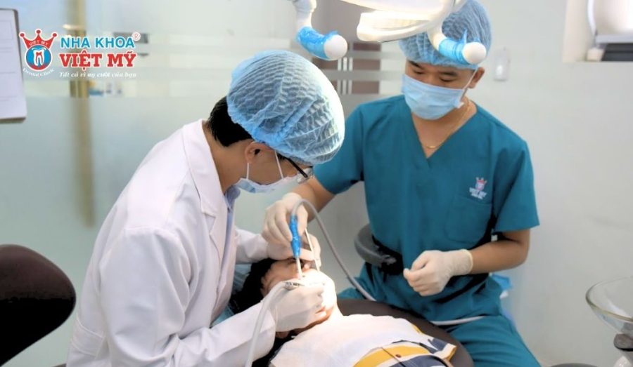 Tái khám định kỳ để bác sĩ thăm khám răng miệng