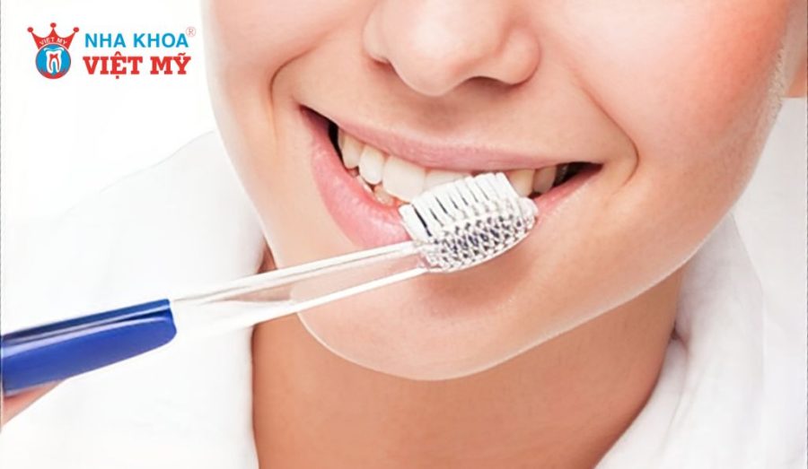 Vệ sinh răng miệng đúng cách giúp kéo dài tuổi thọ của răng sứ Titan