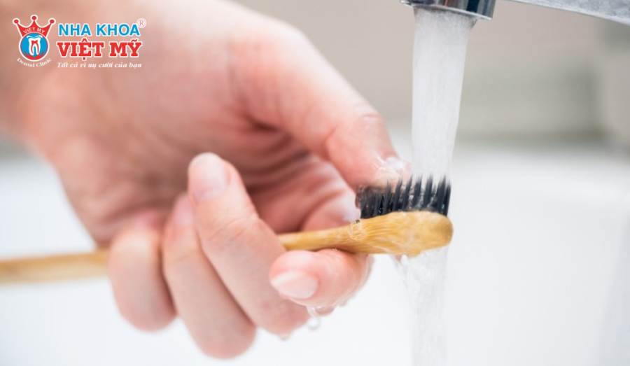 Bàn chải đánh răng cần được làm sạch sau khi sử dụng