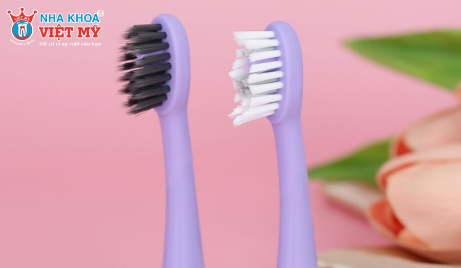 Bàn chải thường là một dụng cụ vệ sinh răng miệng phổ biến