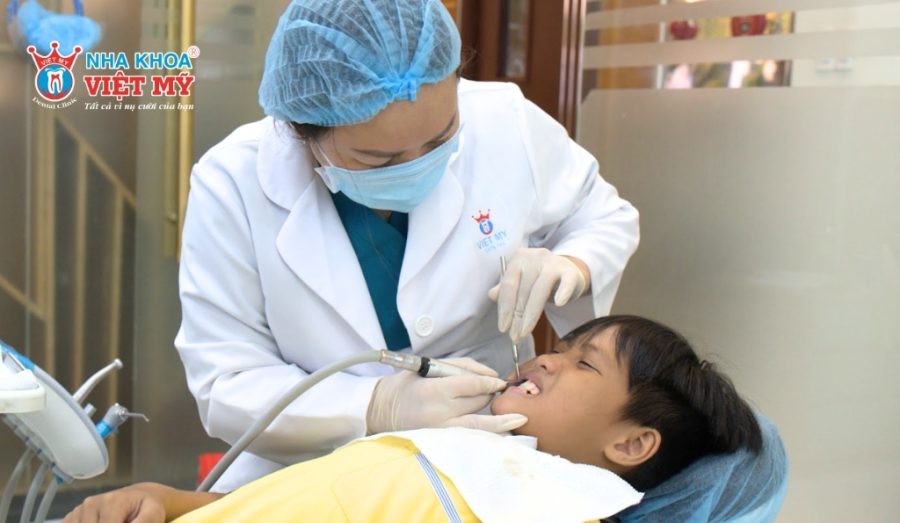 Nếu răng trẻ mọc bất thường thì cần đến nha sĩ thăm khám