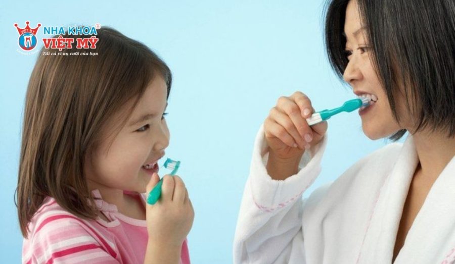 Ba mẹ hỗ trợ bé vệ sinh răng miệng bằng bàn chải lông mềm
