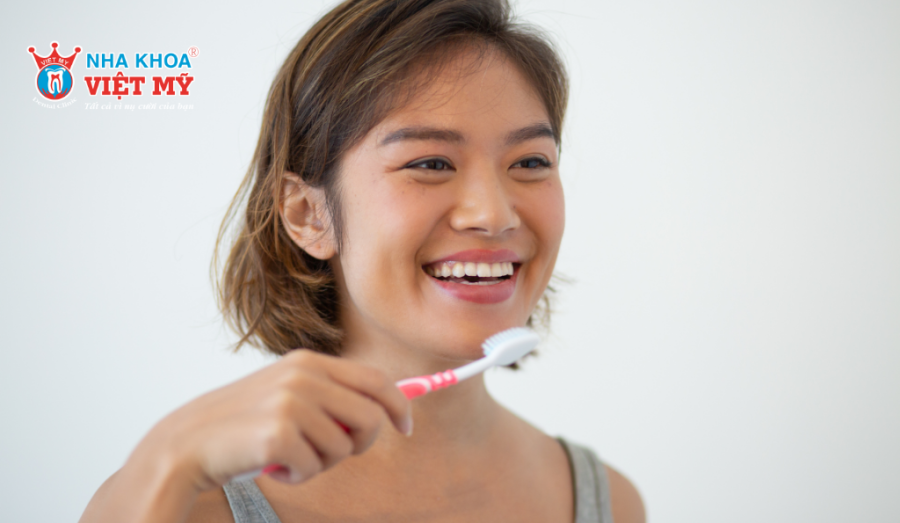 Chăm sóc răng miệng đúng cách sau khi trồng răng