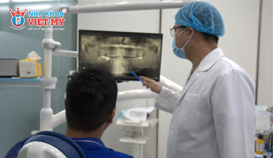 Bác sĩ sẽ kiểm tra răng miệng và tư vấn răng sứ phù hợp với nhu cầu và tình trạng răng