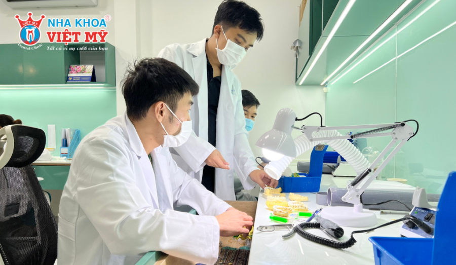 Chế tác răng sứ theo dấu răng, màu sắc và hình dáng cá nhân