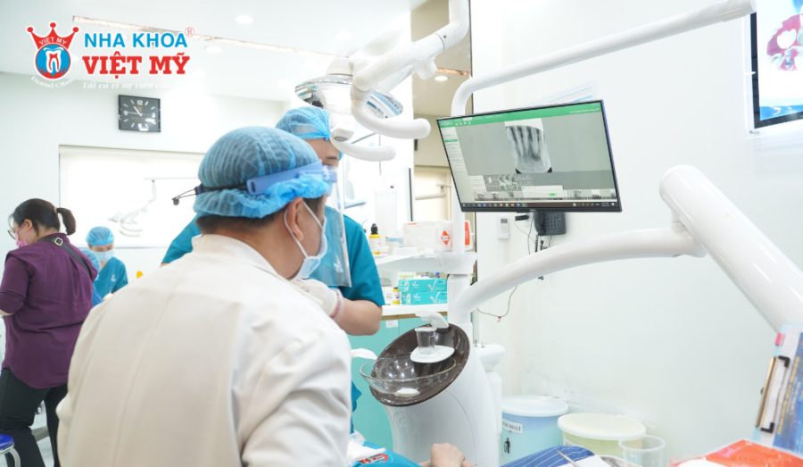 Bọc răng sứ có hết móm không và các yếu tố quyết định hiệu quả