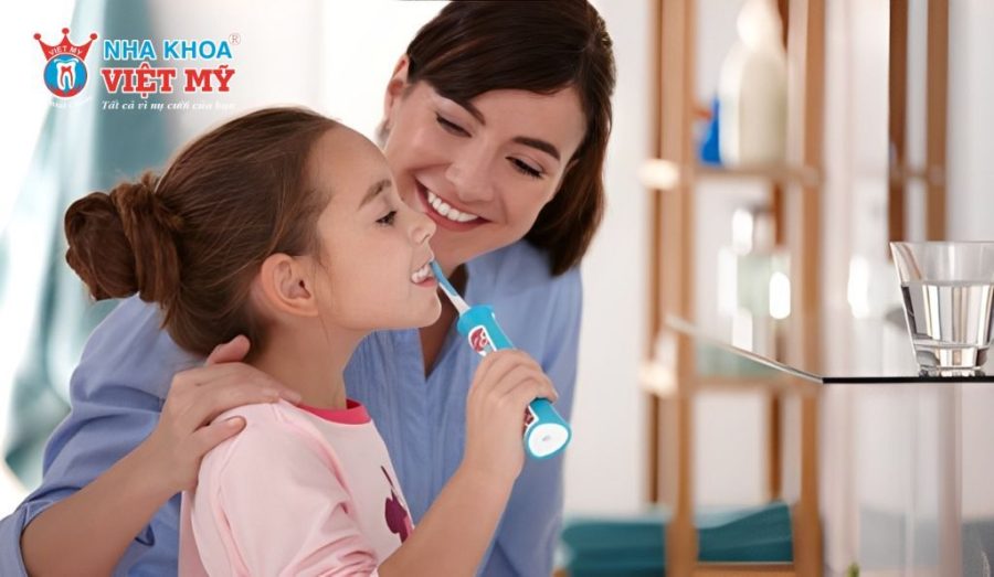 Trẻ nhỏ dưới 8 tuổi dùng máy tăm nước cần có sự giám sát của người lớn