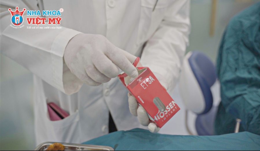 Tiến hành phẫu thuật đặt trụ Implant vào xương hàm