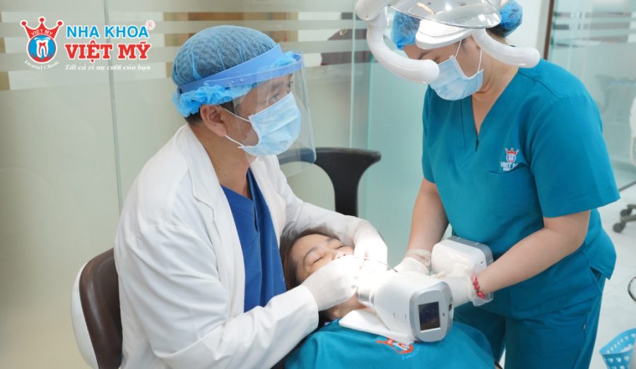 Đội ngũ y bác sĩ là yếu tố then chốt quyết định sự thành công ca dán răng sứ