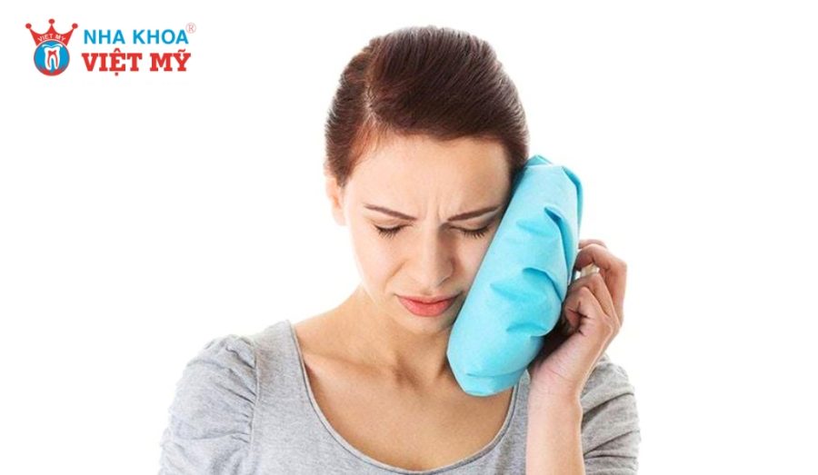 Applying Ice Pack to Reduce Swelling