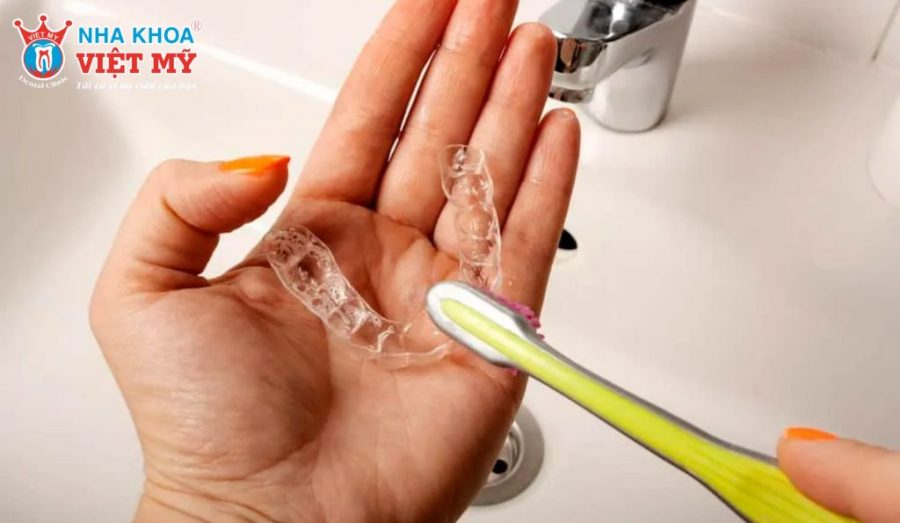 Cách vệ sinh hàm duy trì hàm trong suốt cần lưu ý