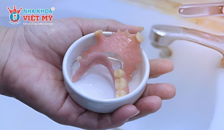 Bác sĩ tiến hành lấy dấu hàm bằng dụng cụ chuyên dụng