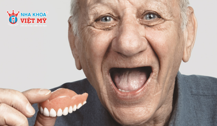 Hàm kim loại tháo lắp thích hợp với người già đã mất toàn bộ răng