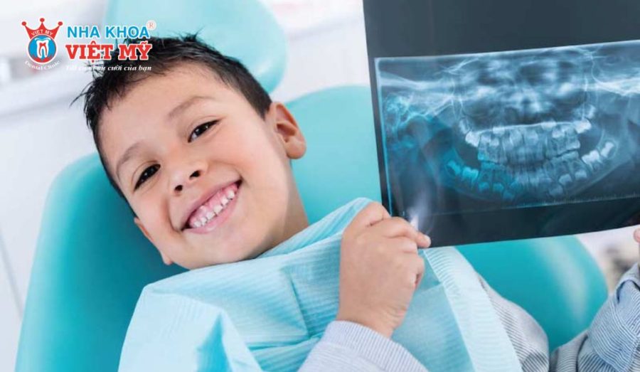 Khám và chụp X-quang, lập kế hoạch điều trị cho bé