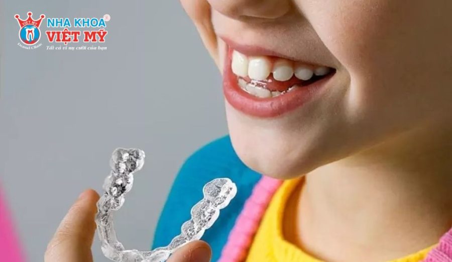 Bé tháo niềng và đeo hàm duy trì