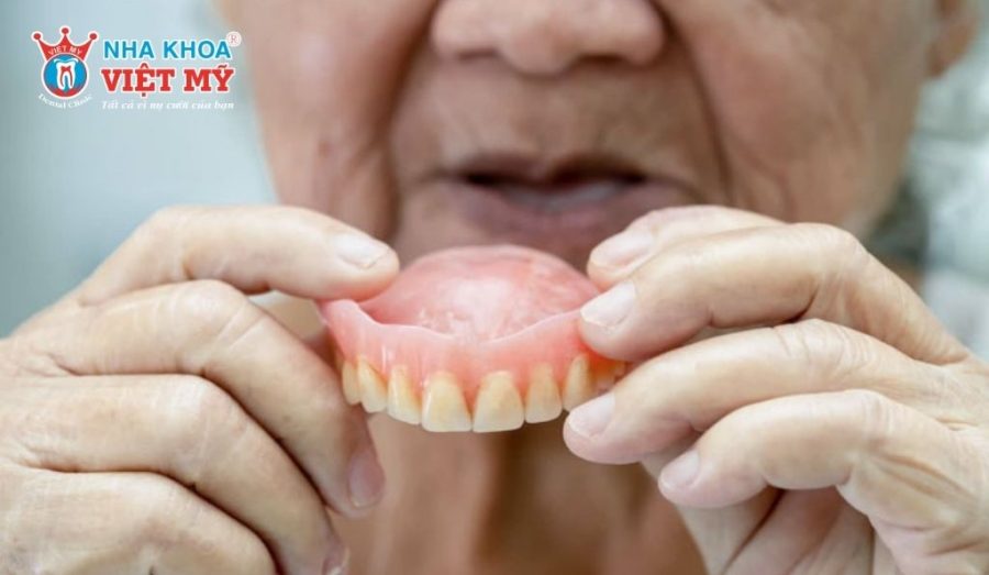 Răng giả tháo lắp được dùng nhiều cho bệnh nhân lớn tuổi bị mất răng