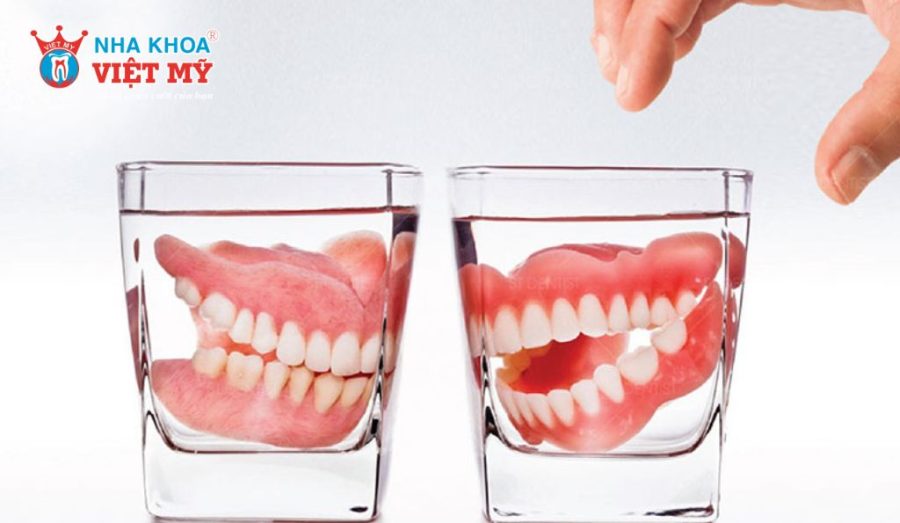 Cần ngâm răng giả tháo lắp vào dung dịch chuyên dụng