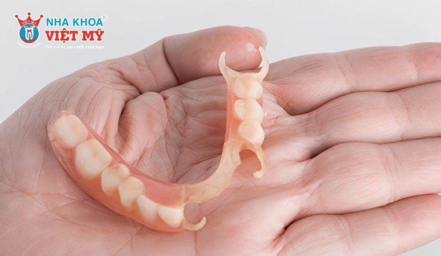 Răng giả tháo lắp bằng nhựa dẻo