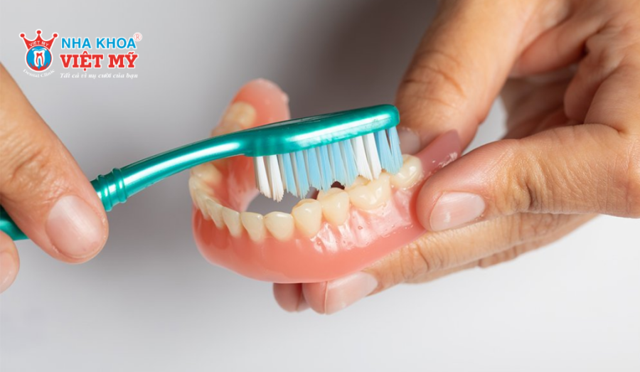 Vệ sinh hàm khung tháo lắp bằng bàn chải mềmc