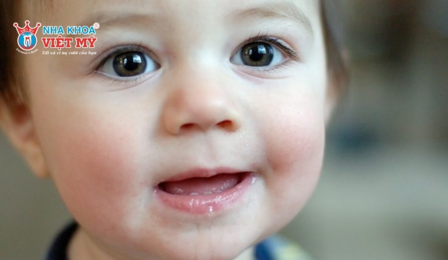 Trẻ mọc răng thường chảy dãi nhiều hơn
