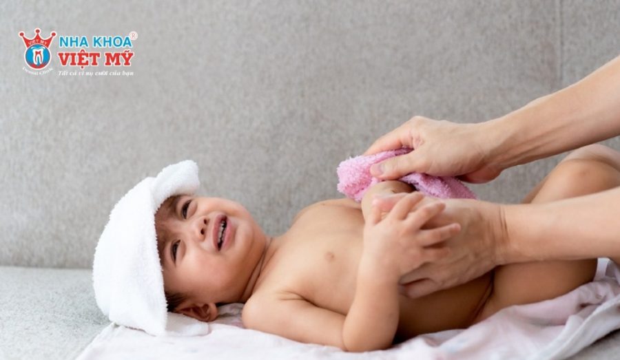 Hạ sốt cho trẻ bằng cách lau người