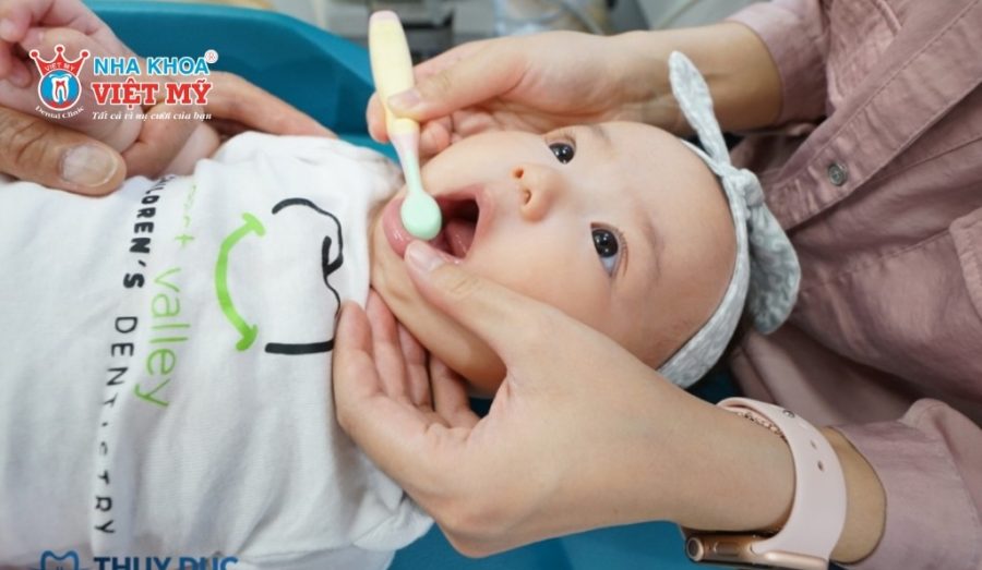 Đưa trẻ thăm khám bác sĩ định kì trong quá trình mọc răng