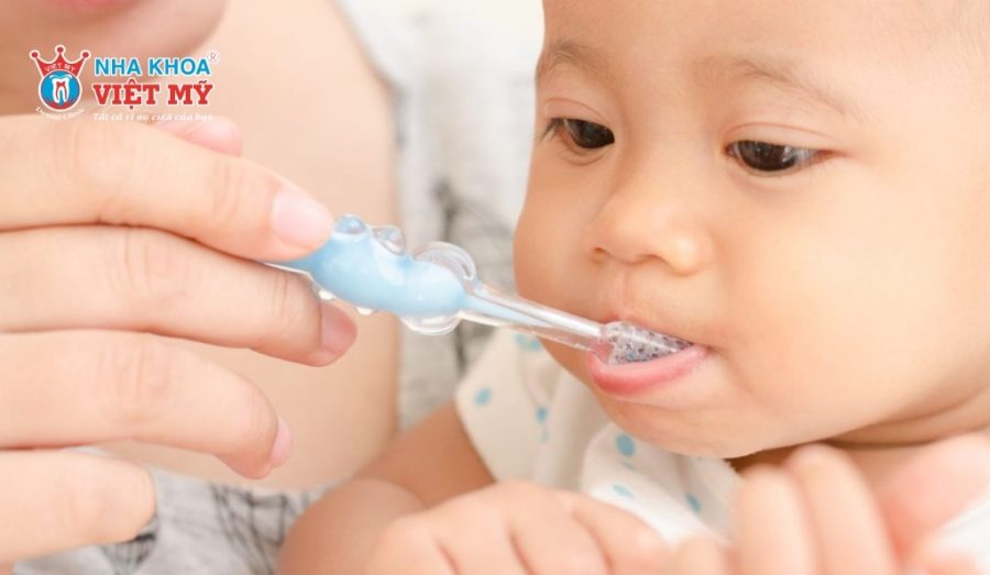 Cha mẹ vệ sinh răng miệng cho trẻ nhẹ nhàng