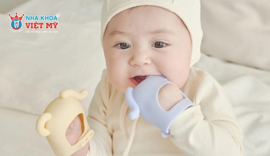 Trẻ mọc răng thường có cảm giác ngứa nướu nên thích gặm, cắn