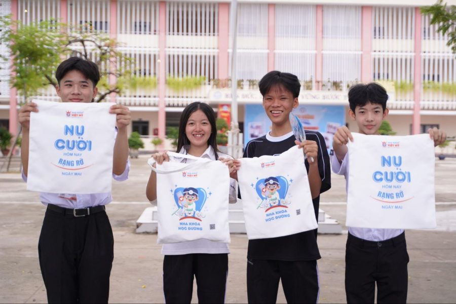 Tổ chức minigame và trao quà cho các em học sinh