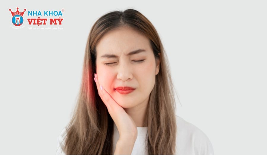 Dấu hiệu răng khôn mọc lệch hàm trên thường gây ra cơn đau nhức và sưng nướu là phổ biến nhất