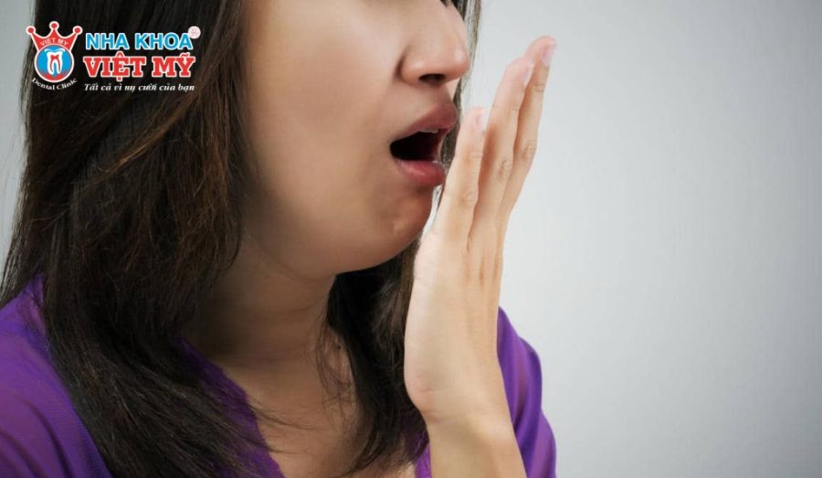 Răng khôn hàm trên mọc lệch dễ gây viêm nướu và hôi miệng