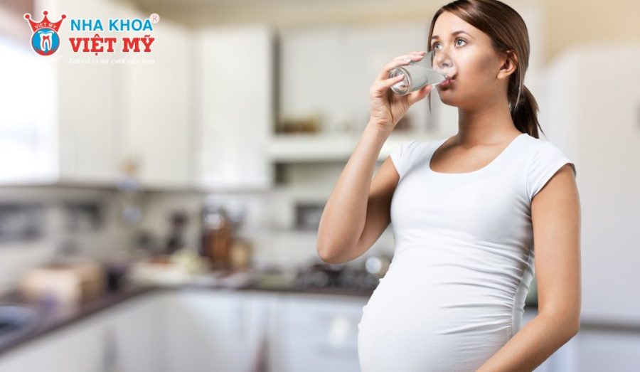 Bà bầu có thể giảm đau viêm tủy răng tại nhà bằng cách súc miệng bằng nước muối